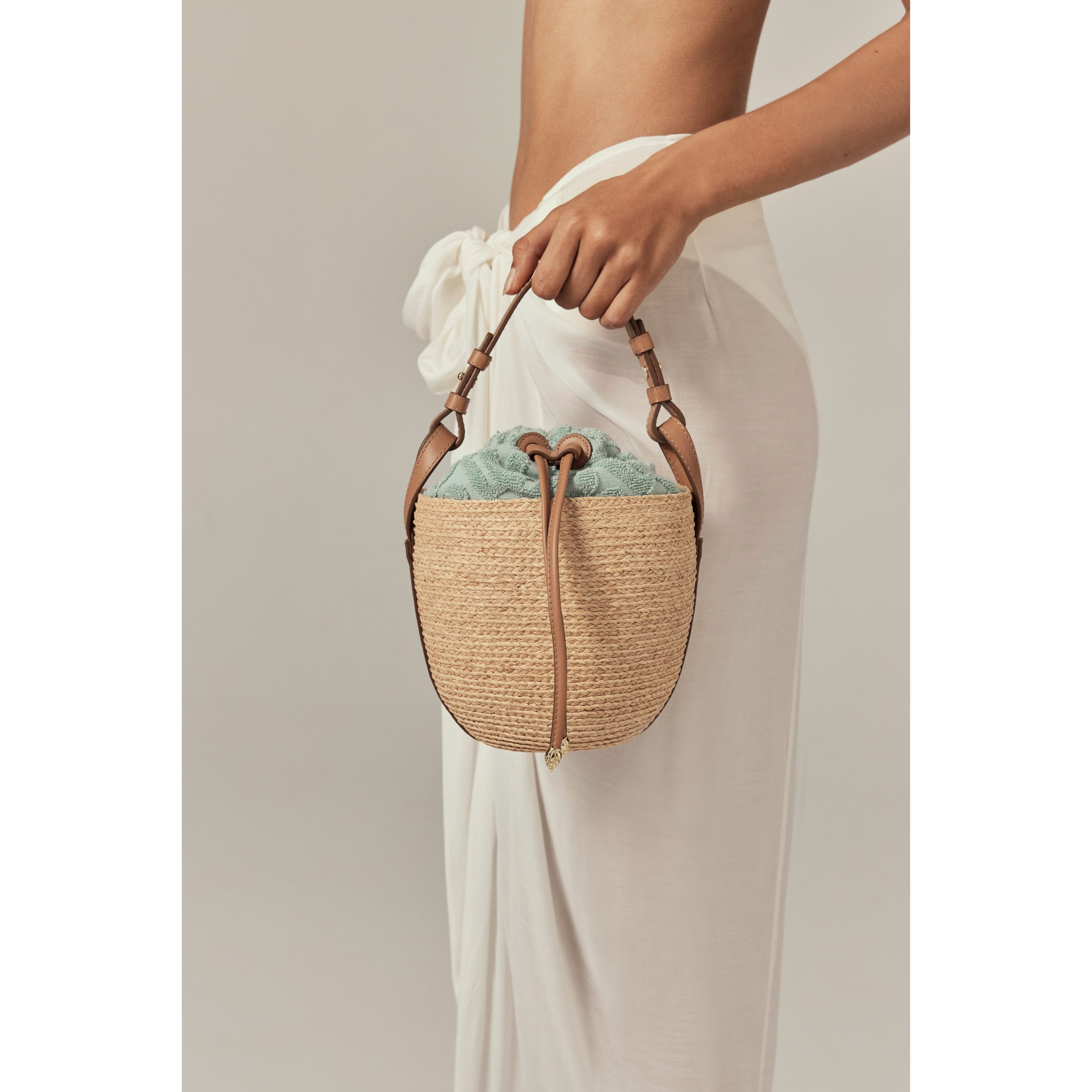 かごバッグ HELEN KAMINSKI 25SS AQUA RAPIA SMALL BUCKET BAG Agua Bucket Bag Small Natural/Seaglass - Helen Kaminski US