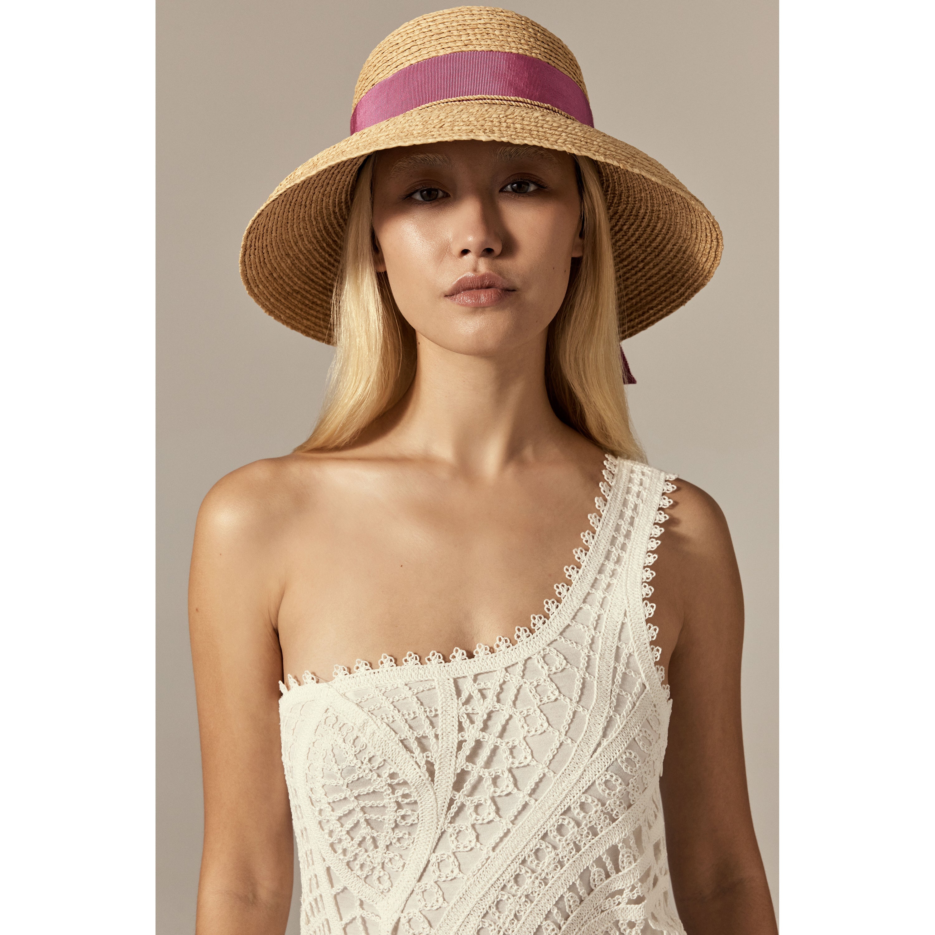 【新品 半額以下】HELEN KAMINSKI ポンポン付きベレー帽 Newport Raffia Braid Hat - Natural/Bright Pink | Helen Kaminski US